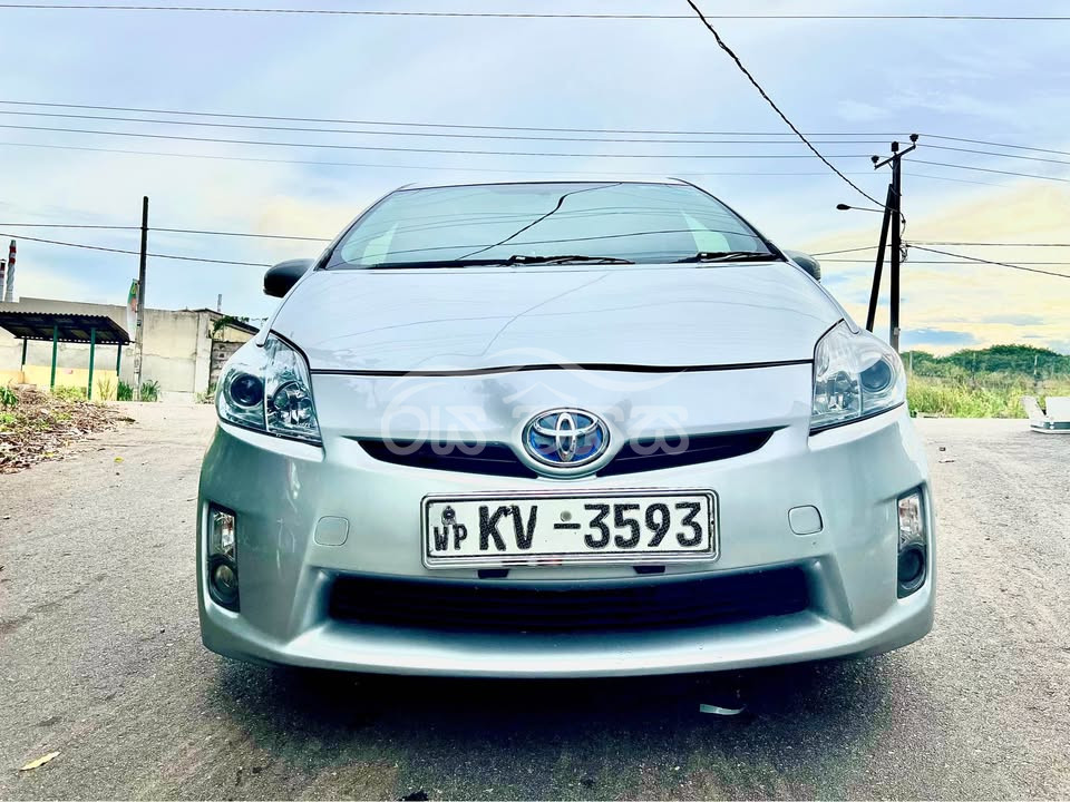 Toyota Prius 3 rd Generation for sale in Colombo 8