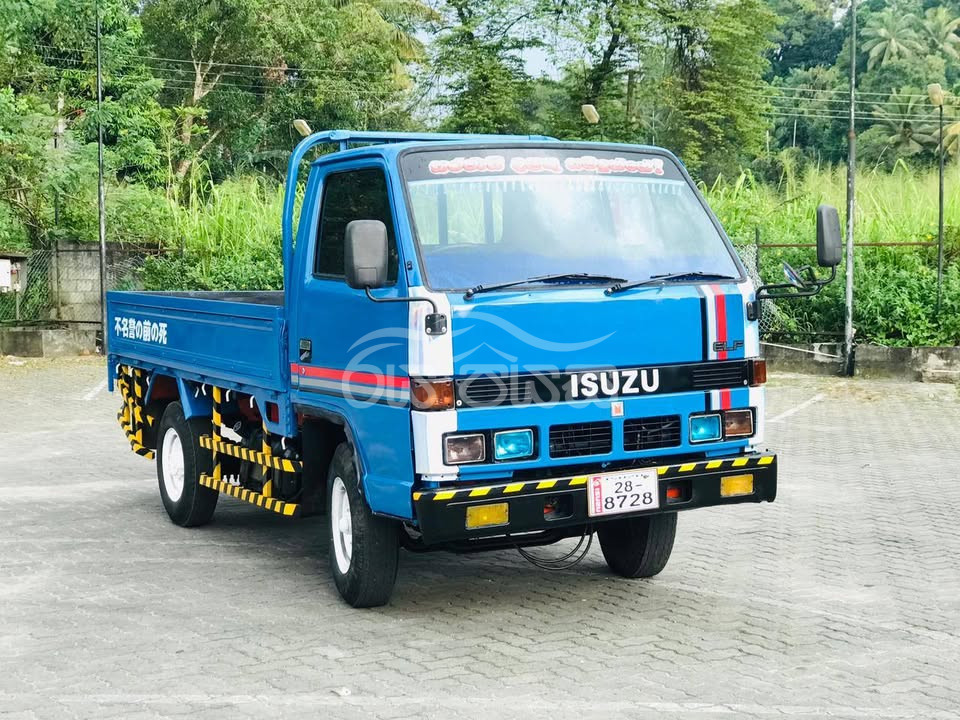 ISUZU Single wheel lorry for sale in Kandy