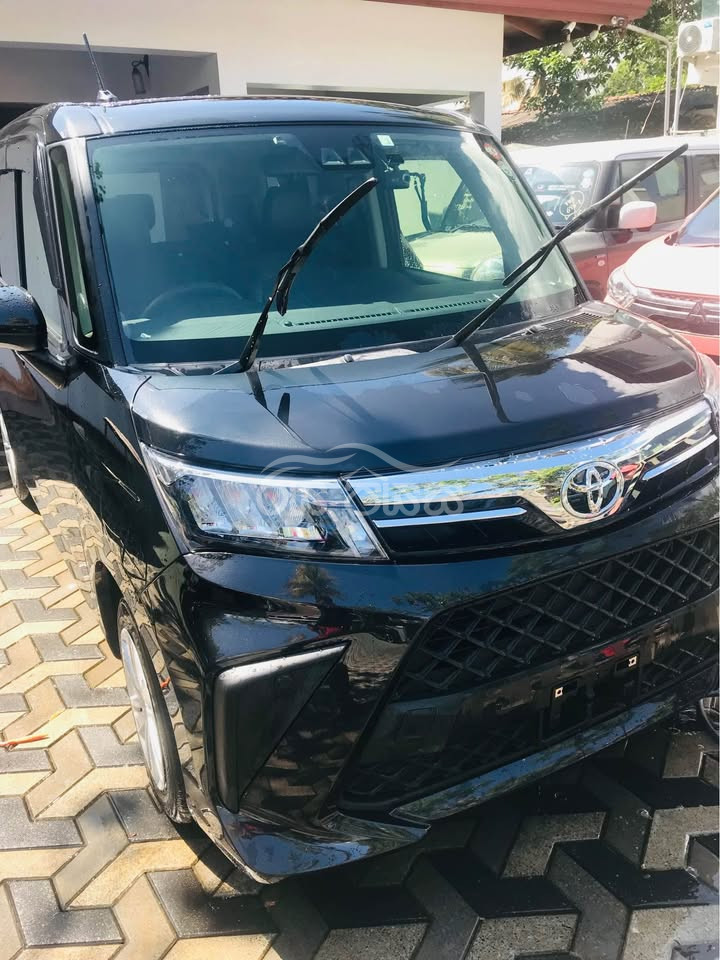 Toyota roomy g
